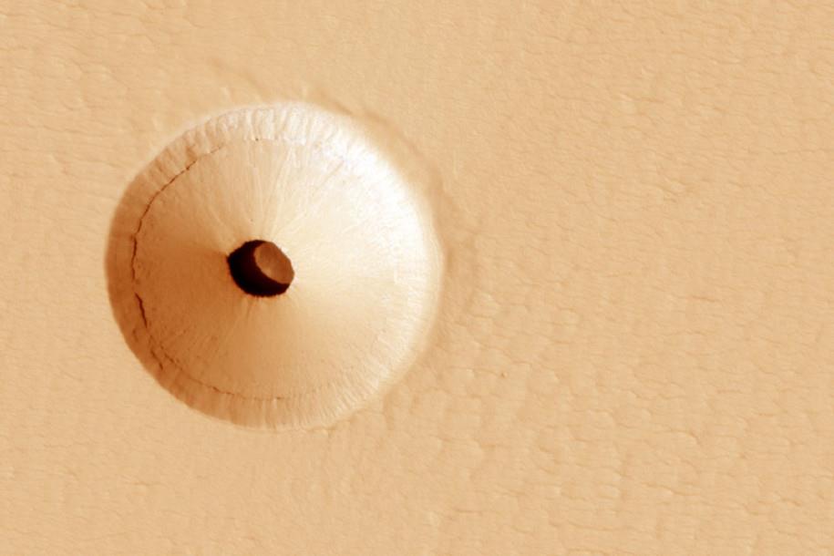 الحفرة الغامضة فوق سطح المريخ