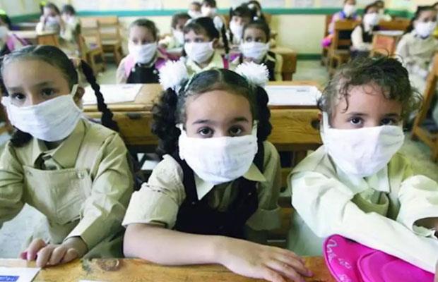 طلاب مصر يرتدون الكمامة