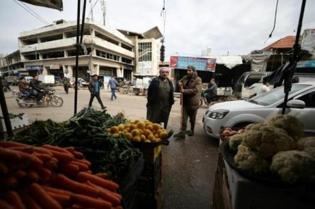 سوريون في سوق للخضار في مدينة إدلب