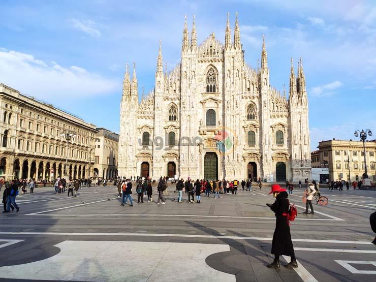  ميلانو أمام كاتدرائية الدومو أحد أشهر المعالم الس