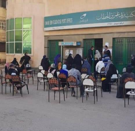 كراسي على مسافات متباعدة لأصحاب المعاشات٢