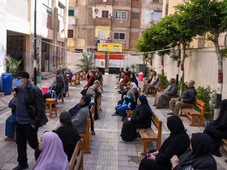 محافظ الإسكندرية يتفقد صرف المعاشات بالمدارس