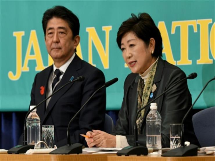 حاكمة طوكيو يوريكو كويكي وبجوارها رئيس الوزراء