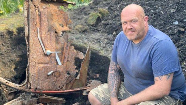 بريطاني يعثر على سيارة مدفونة في حديقة منزله