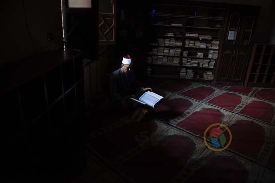 إمام مسجد يرتل القرآن وحيدًا بعد غلق المساجد