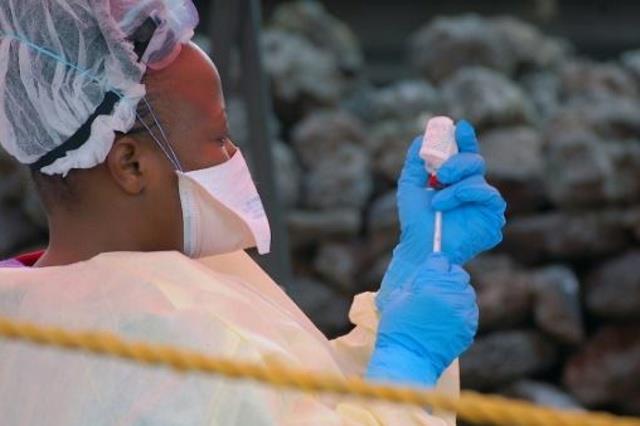 ممرضة تحضر لقاحا ضد إيبولا في غوما في الكونغو الدي