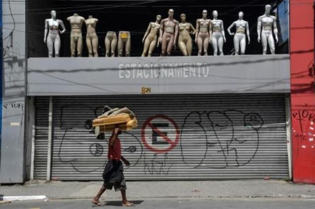 أحد المشردين يمر في شارع في ساو باولو