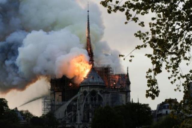 نيران تتصاعد من سقف كاتدرائية نوتردام في باريس