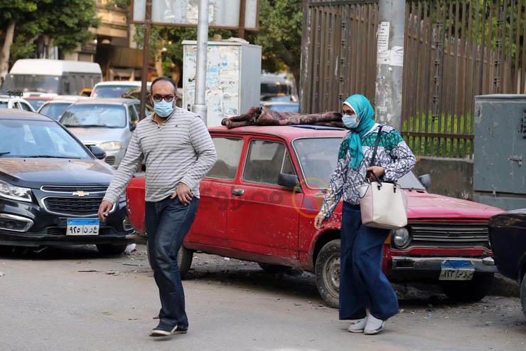 المصريون يرتدون الكمامات في المواصلات وشوارع القاه
