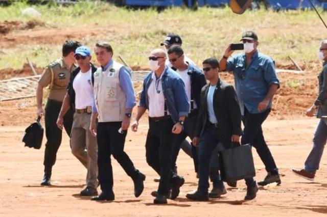 الرئيس البرازيلي جاير بولسونارو (الثالث من اليسار)