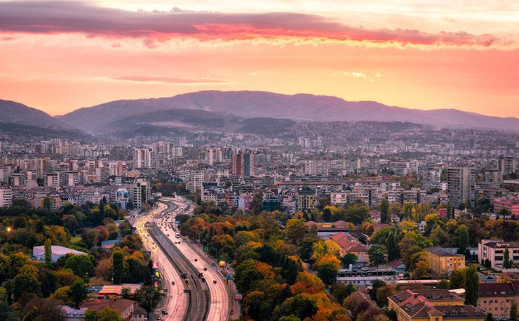 بلغاريا تشدد القيود وتحظر حركة السيارات