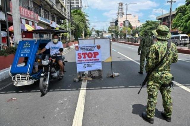 الشرطة الفيليبينية عند مقطة تفتيش بين كويزون وماني