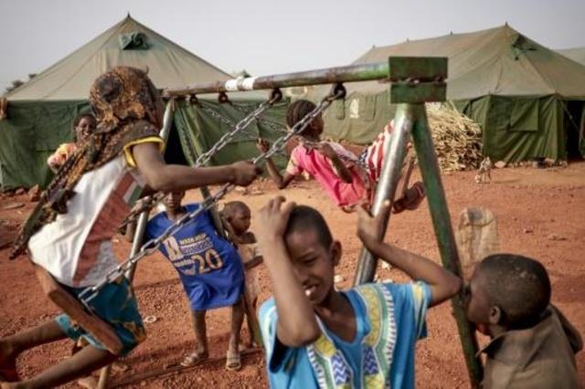 مجموعة أولاد في مخيم للنازحين في سيفاري في مالي