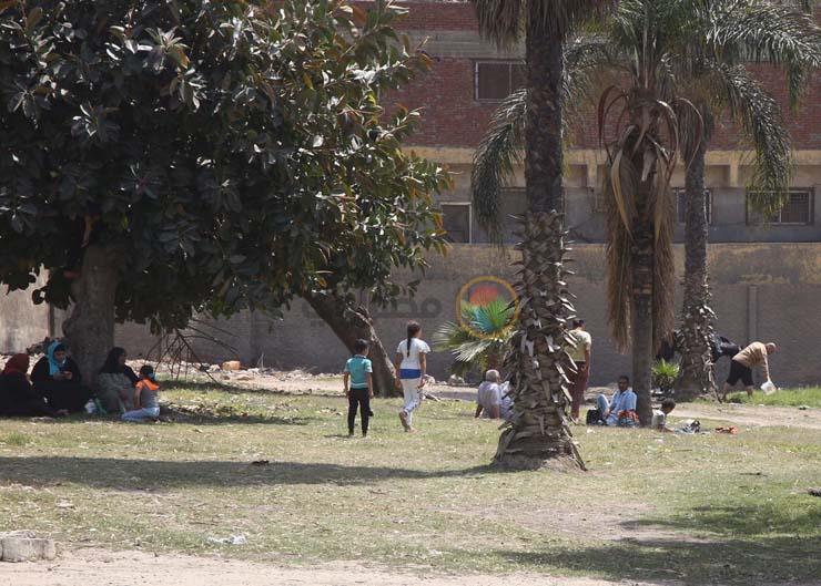 عائلات مصرية تفترش الحدائق