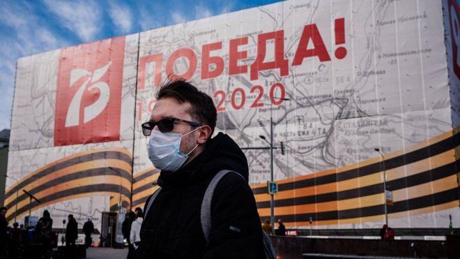 مواطن روسي يرتدي الكمامة خوفا من كورونا