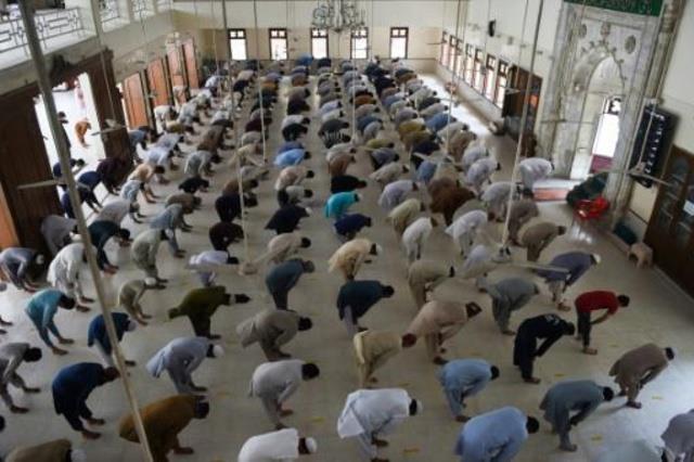 مصلون يلتزمون التباعد الاجتماعي في مسجد بكراتشي خل