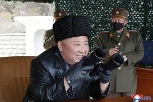 الزعيم الكوري الشمالي كيم جونغ أون في صورة التقطت 