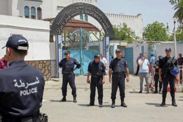 عناصر شرطة أمام سجن الحراش في الجزائر