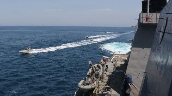 قالت البحرية الأمريكية إن سفنا إيرانية تحرشت بسفن 