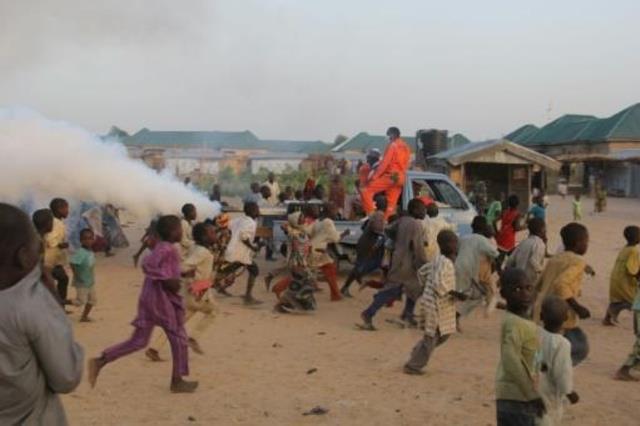 أطفال يهربون من شارع في بلدة في شمال نيجيريا للاخت