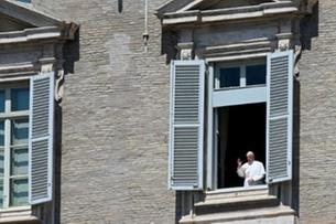 البابا فرنسيس يبارك من نافذة مطلة على ساحة القديس 