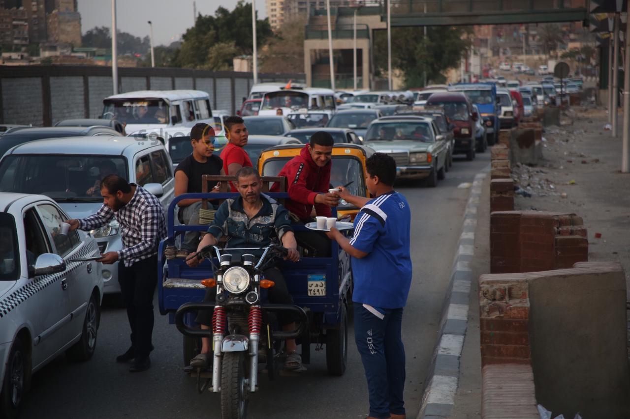 شباب منشية ناصر يفطرون الصائموين على الطريق