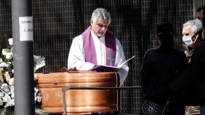 قس يصلي خلال مراسم جنازة في مدينة بنبلونة الإسباني