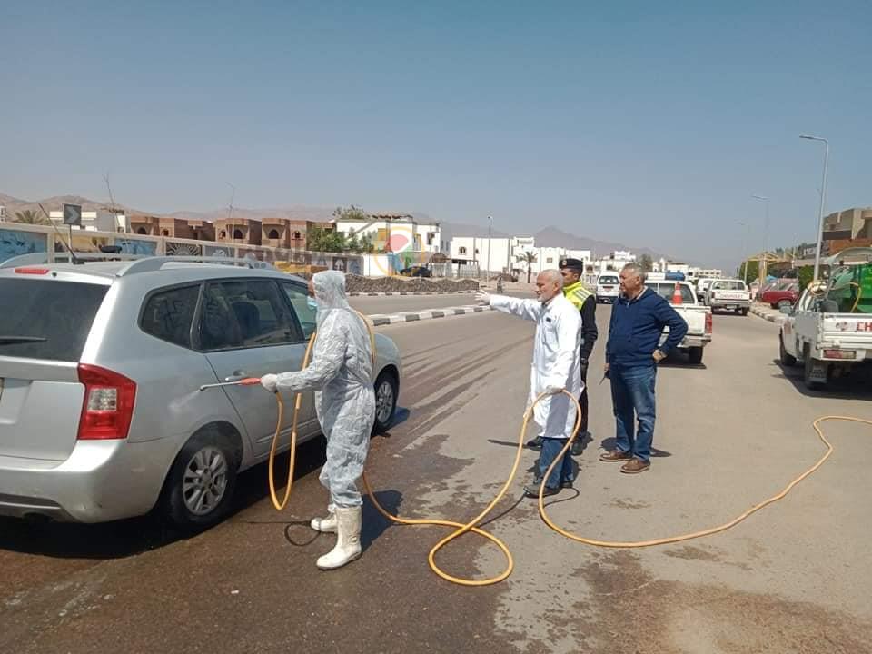 8(الطبيب محمد حسين أثناء الإشراف  على تعقيم السيارات القادمة إلى دهب