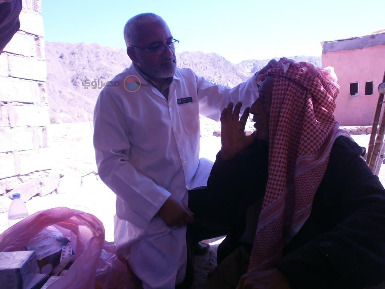 5(الطبيب محمد حسين أثناء تفقده أحد المرضى في دهب