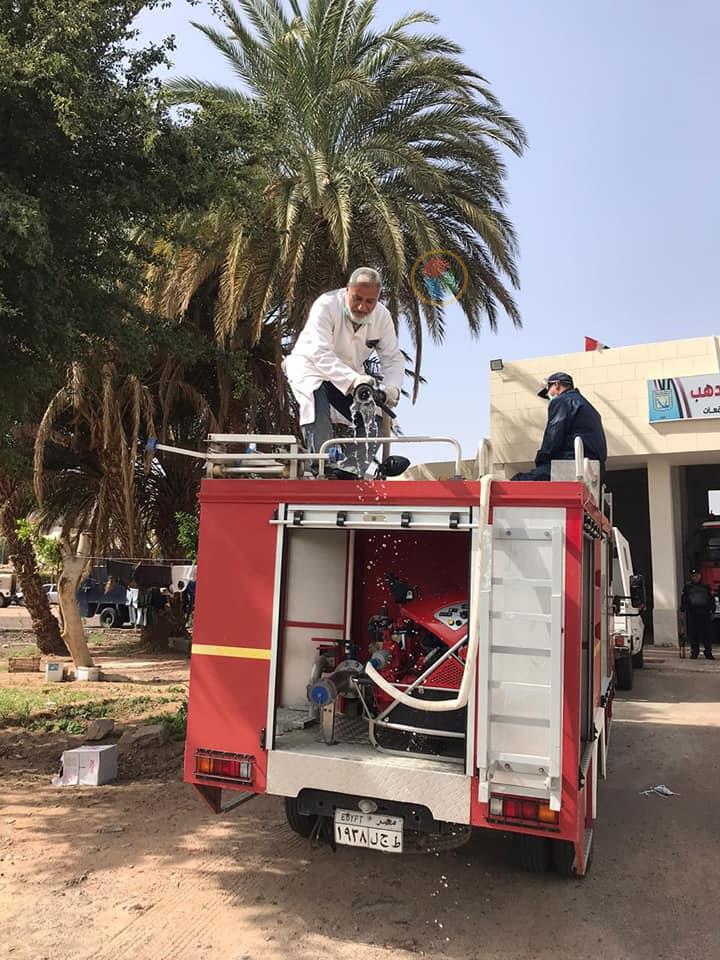 3(مفتش صحة دهب  أثناء تعقيم المدينة)