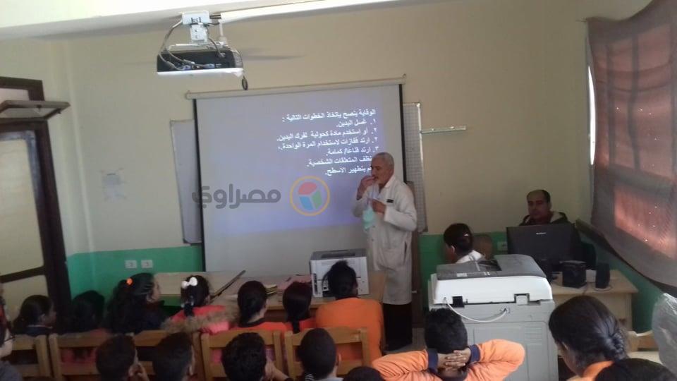 2(مفتش صحة دهب يشرح لطلاب المدارس كيفية الوقاية من كورونا