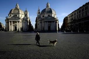  امرأة مع كلبها في ساحة بياتزا ديل بولو في روما