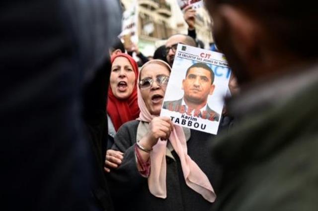 متظاهرة جزائرية تطالب بالإفراج عن الناشط كريم طابو