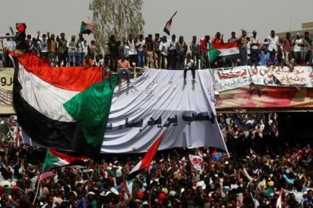 متظاهرون سودانيون متجمعون في الخرطوم