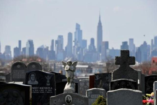 شواهد مقبرة وبدت خلفها أبراج مانهاتن في نيويورك في