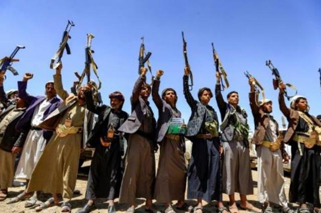 يمنيون يحملون رشاشات كلاشينكوف خلال اجتماع قبلي في