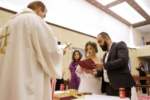 العروسان مايا خضرا وراكان غصين خلال مراسم زواجهما 