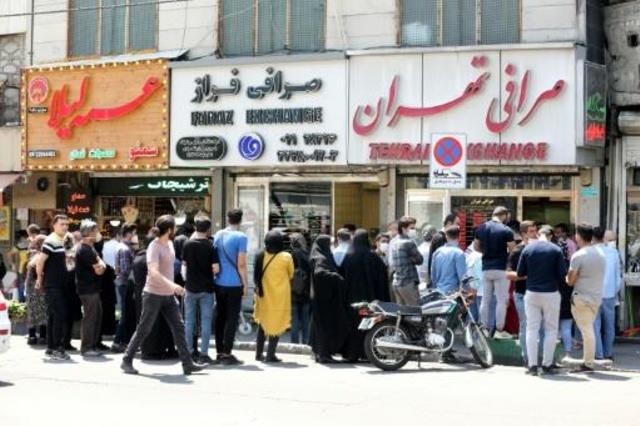 ايرانيون يصطفون أمام محلات صيرفة دون التقيد بإجراء