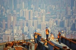 موظفون في موقع بناء في ووهان الصينية في 24 نيسان/ا