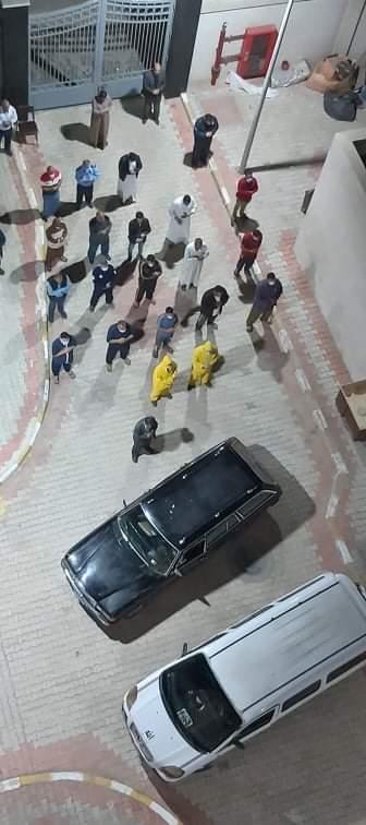 طاقم مستشفى العجمي يؤدون صلاة الجنازة على متوفى بكورونا