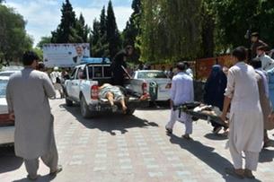مشيعون مصابون ينقلون الى المستشفى بعد الهجوم في شر