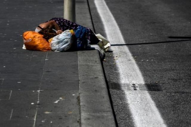 مشردة تنام على الرصيف قرب محطة ترميني في روما