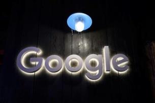 شعار لشركة "غوغل" معروض في منتدى الاقتصاد العالمي 