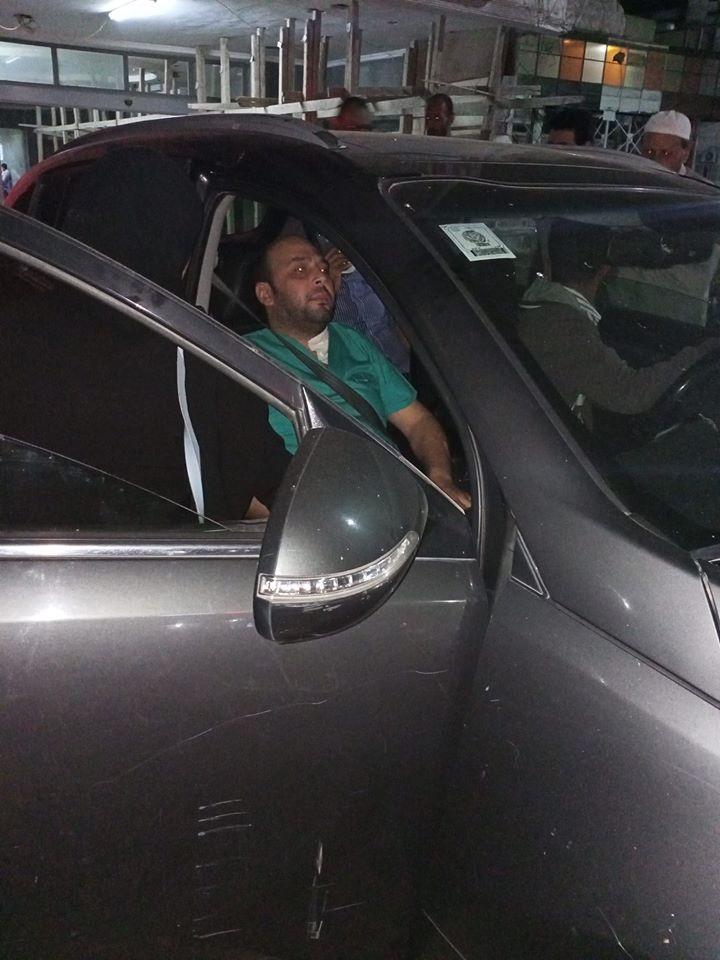 الدكتور محمود سامي يستقل سيارة خاصة