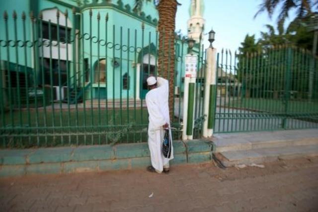 سوداني خارج مسجد مغلق في العاصمة الخرطوم خلال شهر 