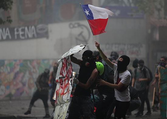 متظاهرون غاضبون في تشيلي