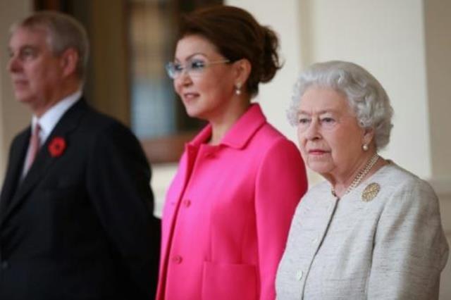 داريغا نزارباييف (وسط) إلى جانب الملكة إليزابيث وا