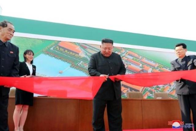 الزعيم الكوري الشمالي كيم جونغ أون يفتتح مصنعاً لل