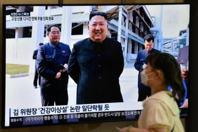 شاشة تلفزيون تبثّ مشاهد يظهر فيها الزعيم الكوري ال