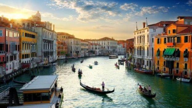 تبدو الممرات المائية في مدينة البندقية الإيطالية ا